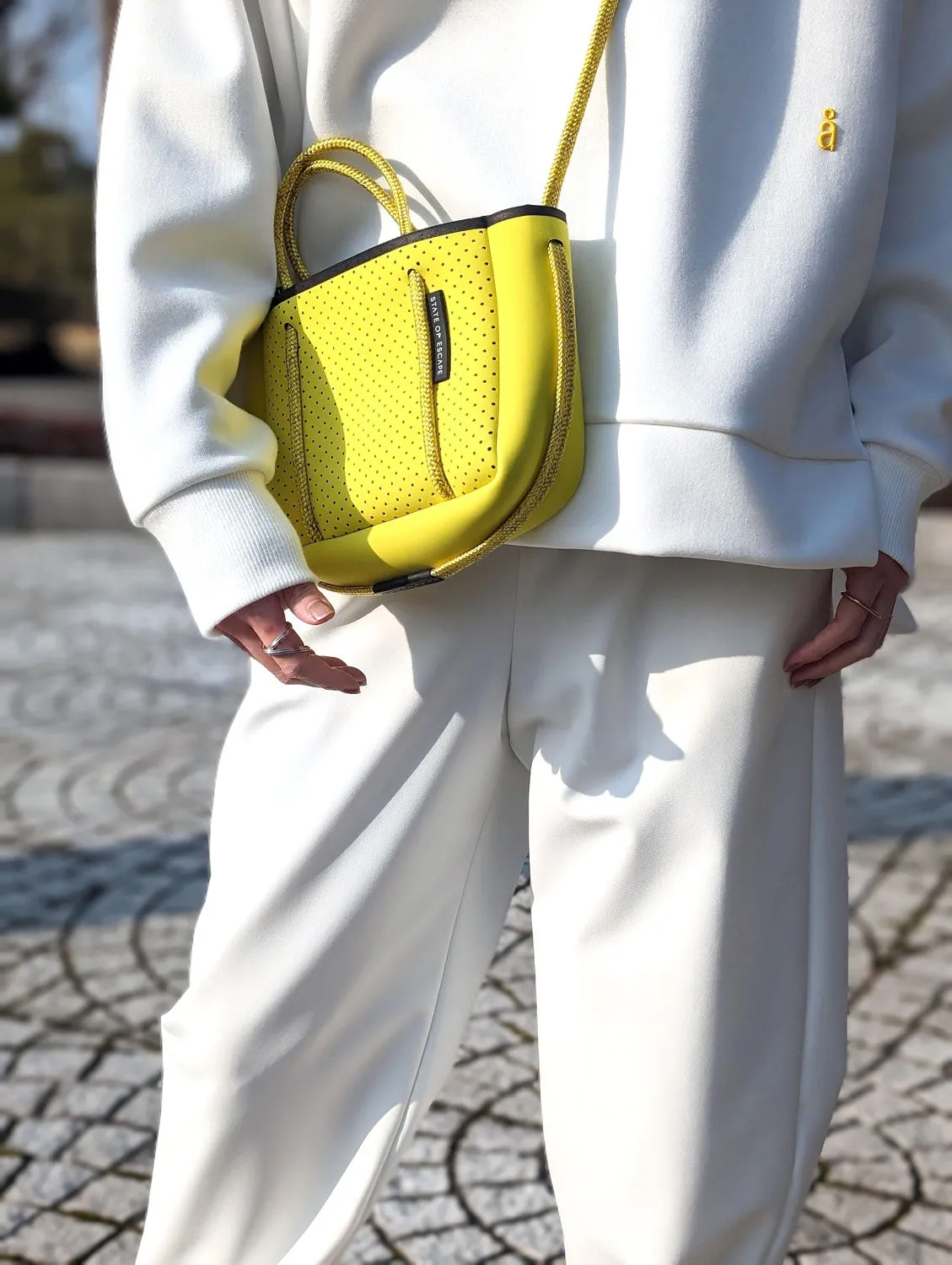 någonstans layered-neck pullover
